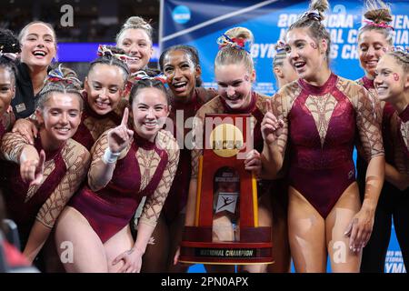 Fort Worth, Texas, USA. 13. April 2023. Die Oklahoma Sooners nach den NCAA National Collegiate Women's Gymnastics Championships 2023 in der Dickies Arena in Fort Worth, TX. Kyle Okita/CSM/Alamy Live News Stockfoto