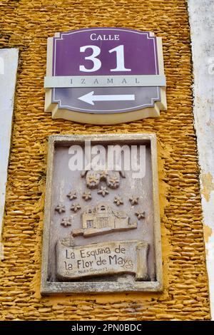 31. Street in Izamal, Yucatan, Mexiko mit einer Plakette mit der Aufschrift „La esquina de la Flor de Mayo“ (Ecke der Blume des Monats Mai). Stockfoto