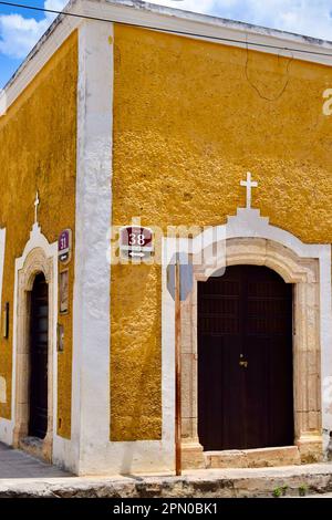 Ecke 38. Und 31. Straße in der gelben Stadt Izamal, Yucatan, Mexiko. Stockfoto