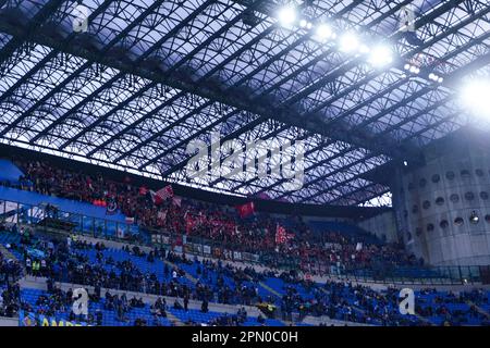 Mailand, Italien. 15. April 2023. AC Monza Fans im Stadion San Siro während der italienischen Meisterschaft Serie Ein Fußballspiel zwischen FC Internazionale und AC Monza am 15. April 2023 im U-Power Stadium in Monza, Italien - Photo Morgese-Rossini/DPPI Credit: DPPI Media/Alamy Live News Stockfoto