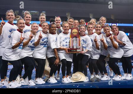 Fort Worth, Texas, USA. 15. April 2023. Der nationale Champion Oklahoma sooners posiert mit der Trophäe nach den NCAA National Collegiate Women's Gymnastics Championships 2023 in der Dickies Arena in Fort Worth, TX. Kyle Okita/CSM/Alamy Live News Stockfoto