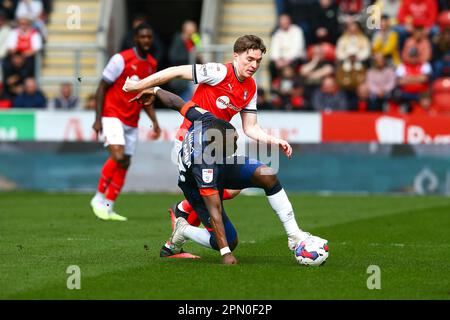 AESSEAL New York Stadium, Rotherham, England - 15. April 2023 Marvelous Nakamba (13) of Luton Town schützt den Ball vor Conor Coventry (4) of Rotherham United - während des Spiels Rotherham United gegen Luton Town, Sky Bet Championship, 2022/23, AESSEAL New York Stadium, Rotherham, England - 15. April 2023 Gutschein: Arthur Haigh/WhiteRosePhotos/Alamy Live News Stockfoto