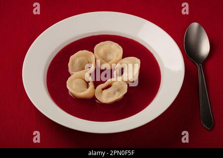 Roter Borsch mit Ravioli Stockfoto