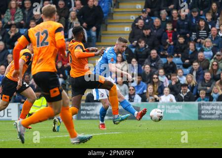 Chesterfield Mittelfeldspieler Ryan Colclough (10) schießt am 15. April 2023 beim National League-Spiel zwischen Chesterfield FC und Eastleigh FC im Technique Stadium, Chesterfield, Großbritannien, mit einem Tor. Credit: Every Second Media/Alamy Live News Stockfoto