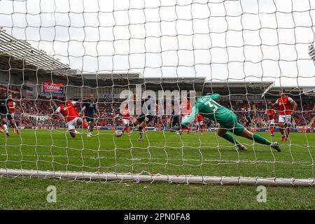 AESSEAL New York Stadium, Rotherham, England - 15. April 2023 Cauley Woodrow (10) of Luton erzielt beim Rebound das 2. Tor, nachdem Josh Vickers Torwart von Rotherham den Elfmeter gerettet hat - während des Spiels Rotherham United gegen Luton Town, Sky Bet Championship, 2022/23, AESSEAL New York Stadium, Rotherham, England - 15. April 2023 Kredit: Arthur Haigh/WhiteRosePhotos/Alamy Live News Stockfoto