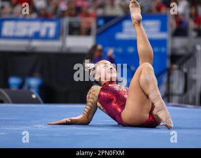 Fort Worth, Texas, USA. 15. April 2023. Audrey Davis von Oklahoma führt während der Finals der NCAA National Collegiate Women's Gymnastics Championships 2023 in der Dickies Arena in Fort Worth, TX, ihre Böden auf. Kyle Okita/CSM/Alamy Live News Stockfoto