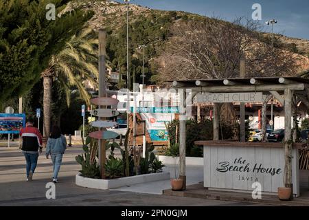 The Beach House Beach Club & Rooftop, Restaurant in Puerto 1 Pesquero Pier, Erdgeschoss und Terrasse, Xabia, Provinz Alicante, Spanien, Europa Stockfoto