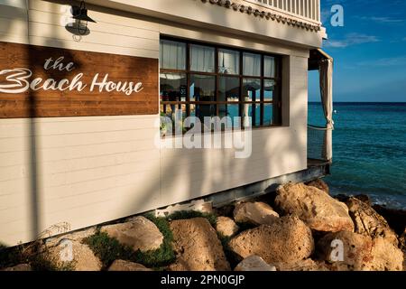 Cala Bandida, rustikales Restaurant mit Bar und Terrasse am Mittelmeer in Platja de la Grava (Schotterstrand) in Xabia (Javea). Stockfoto