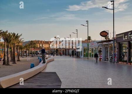 Platja de l'Arenal (Arenal Beach (La Ampolla) in der Fangar Bay). Der geschwungene Strand und die Promenade mit Geschäften, Cafés und Restaurants, Xabia, Javea Stockfoto