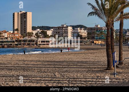 Platja de l'Arenal (Arenal Beach (La Ampolla) in der Fangar Bay). Der geschwungene Strand und die Promenade mit Geschäften, Cafés und Restaurants, Xabia, Javea Stockfoto