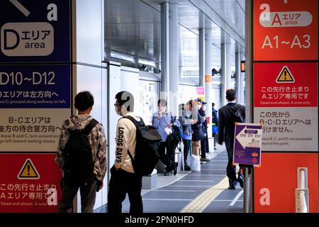 15. April 2023, Tokio, Japan: Am Busta Shinjuku im Bezirk Shinjuku warten Menschen auf Hochgeschwindigkeits- und Fernbusse. Busta Shinjuku ist ein Hochgeschwindigkeits-Busbahnhof in Shinjuku, Tokio. Es dient als Drehkreuz für verschiedene Busunternehmen, die verschiedene Teile Tokios, der Region Kanto, der Region Chubu, der Region Hokuriku, Hokkaido, Tohoku und sogar einige internationale Reiseziele. Was die Einrichtungen betrifft, so gibt es mehrere Bushaltestellen, Warteräume, Automaten, Restaurants, 24-Stunden-Geschäfte, Toiletten, Duschräume, Gepäckaufbewahrung, Geldautomaten und Stockfoto