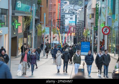 andorra-la-vella-andorra-2023-april-15-die-leute-gehen-in-der-comercial-street-namens-meritxell-andorra-la-vella-andorra-im-winter-2pn0hm7.jpg