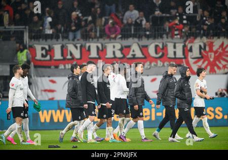 Team F nach dem Spiel enttäuscht, Christopher LENZ von links nach rechts (F), Faride ALIDOU (F), Daichi KAMADA (F), Marcel WENIG (F), TUTA (F), Dario GEBUHR (F), Goalwart DIANT RAMAJ (F), Paxten AARONSON (F), Football 1. Bundesliga, 28. Matchday, Eintracht Frankfurt (F) - Borussia Monchengladbach (MG) 1: 1, am 15. April 2023 in Frankfurt/Deutschland. #DFL-Vorschriften verbieten die Verwendung von Fotografien als Bildsequenzen und/oder quasi-Video # Stockfoto