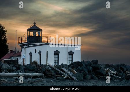 WA23337-00...WASHINGTON - Abend am Point No Point Lighthouse in Hansville am nördlichen Ende der Halbinsel Kitsap. Stockfoto