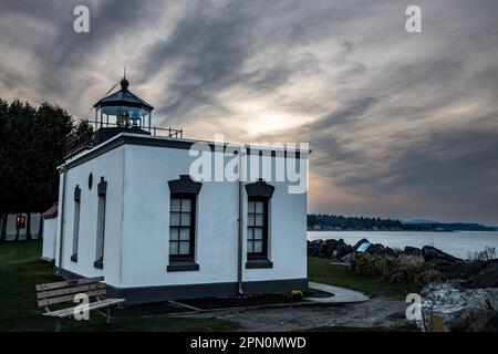 WA23338-00...WASHINGTON - Abend am Point No Point Lighthouse in Hansville am nördlichen Ende der Halbinsel Kitsap. Stockfoto