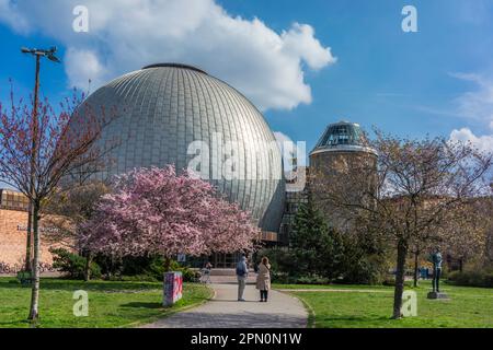 Kuppel des Zeiss Major Planetarium (Zeiss-Großplanetarium), Planetarium entlang der Prenzlauer Allee im Frühjahr 2023, Berlin, Deutschland, Europa Stockfoto