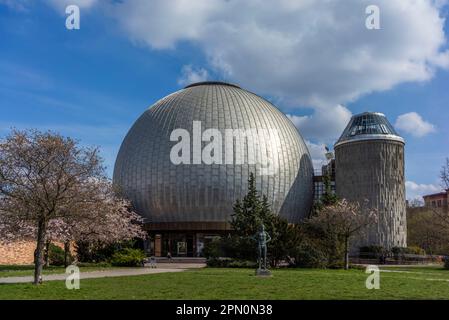 Kuppel des Zeiss Major Planetarium (Zeiss-Großplanetarium), Planetarium entlang der Prenzlauer Allee im Frühjahr 2023, Berlin, Deutschland, Europa Stockfoto