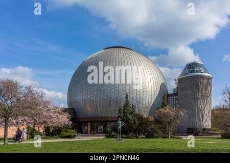 Kuppel des Zeiss Major Planetarium (Zeiss-Großplanetarium), Planetarium entlang der Prenzlauer Allee im Frühjahr 2023, Berlin, Deutschland, Europa Stockfoto