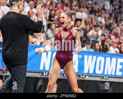 Fort Worth, Texas, USA. 15. April 2023. Die Jordan Bowers von Oklahoma feiern ihre Feier, nachdem sie ihren Tresor im Finale der NCAA National Collegiate Women's Gymnastics Championships 2023 in der Dickies Arena in Fort Worth, TX, gefunden haben. Kyle Okita/CSM/Alamy Live News Stockfoto