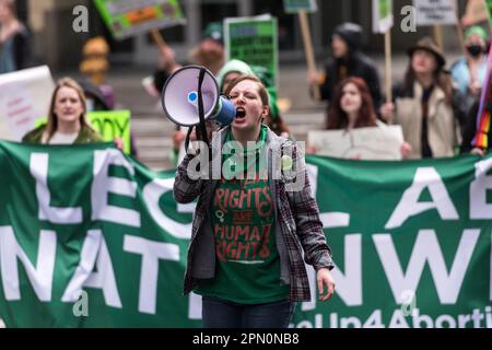 Seattle, USA. 15. April 2023. Erheben Sie sich auf 4 Abtreibungsrechte-Gruppe und pro-Choice-Fürsprecher, die sich auf Capitol Hill im Cal Anderson Park versammelten, bevor sie in die Innenstadt zum Westlake Park marschierten. Landesweite Proteste finden statt, nachdem ein texanischer Richter entschieden hat, dass die FDA die Abtreibungspille Mifepriston vor über zwei Jahrzehnten unangemessen genehmigt hat. Das Urteil bringt potenziell jeden Bürger in den USA in Gefahr, dass ihm der Zugang zu den Medikamenten verweigert wird. Ein Richter des Bundesstaates Washington hat das Urteil zum Schutz der Verwendung der Medikamente in 17 demokratisch geführten Staaten vorübergehend eingestellt. James Anderson/Alamy Live News Stockfoto