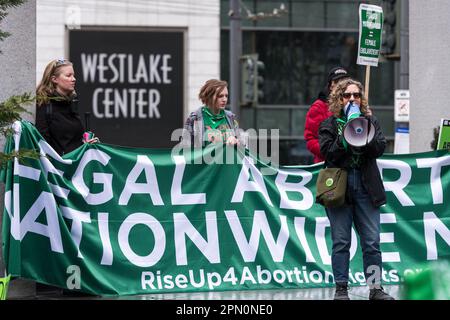Seattle, USA. 15. April 2023. Erheben Sie sich auf 4 Abtreibungsrechte-Gruppe und pro-Choice-Fürsprecher, die sich auf Capitol Hill im Cal Anderson Park versammelten, bevor sie in die Innenstadt zum Westlake Park marschierten. Landesweite Proteste finden statt, nachdem ein texanischer Richter entschieden hat, dass die FDA die Abtreibungspille Mifepriston vor über zwei Jahrzehnten unangemessen genehmigt hat. Das Urteil bringt potenziell jeden Bürger in den USA in Gefahr, dass ihm der Zugang zu den Medikamenten verweigert wird. Ein Richter des Bundesstaates Washington hat das Urteil zum Schutz der Verwendung der Medikamente in 17 demokratisch geführten Staaten vorübergehend eingestellt. James Anderson/Alamy Live News Stockfoto