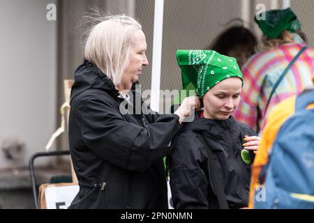 Seattle, USA. 15. April 2023. Erheben Sie sich auf 4 Abtreibungsrechte-Gruppe und pro-Choice-Fürsprecher, die sich auf Capitol Hill im Cal Anderson Park versammelten, bevor sie in die Innenstadt zum Westlake Park marschierten. Landesweite Proteste finden statt, nachdem ein texanischer Richter entschieden hat, dass die FDA die Abtreibungspille Mifepriston vor über zwei Jahrzehnten unangemessen genehmigt hat. Das Urteil bringt potenziell jeden Bürger in den USA in Gefahr, dass ihm der Zugang zu den Medikamenten verweigert wird. Ein Richter des Bundesstaates Washington hat das Urteil zum Schutz der Verwendung der Medikamente in 17 demokratisch geführten Staaten vorübergehend eingestellt. James Anderson/Alamy Live News Stockfoto