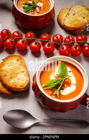 Cremige Tomatensuppe mit Toast Stockfoto