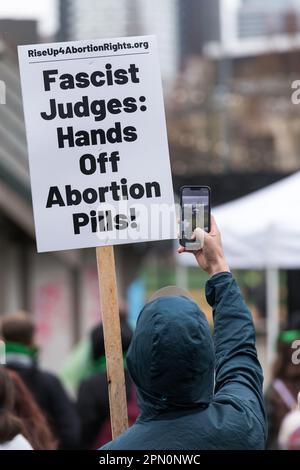 Seattle, USA. 15. April 2023. Erheben Sie sich auf 4 Abtreibungsrechte-Gruppe und pro-Choice-Fürsprecher, die sich auf Capitol Hill im Cal Anderson Park versammelten, bevor sie in die Innenstadt zum Westlake Park marschierten. Landesweite Proteste finden statt, nachdem ein texanischer Richter entschieden hat, dass die FDA die Abtreibungspille Mifepriston vor über zwei Jahrzehnten unangemessen genehmigt hat. Das Urteil bringt potenziell jeden Bürger in den USA in Gefahr, dass ihm der Zugang zu den Medikamenten verweigert wird. Ein Richter des Bundesstaates Washington hat das Urteil zum Schutz der Verwendung der Medikamente in 17 demokratisch geführten Staaten vorübergehend eingestellt. James Anderson/Alamy Live News Stockfoto