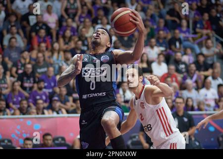 Franca, Brasilien. 15. April 2023. Franca's Michael Smith (links) während Flamengo (BRA) gegen Franca (BRA) FIBA's Basketball Champions League Americas (BCLA) Finale, im Pedro Morilla Fuentes Gymnasium, in Franca, Sao Paulo, Brasilien, am 15. April, 2023. (Foto: Igor do Vale/Sipa USA) Guthaben: SIPA USA/Alamy Live News Stockfoto