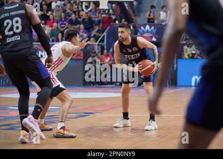 Franca, Brasilien. 15. April 2023. Franca's Santiago Scala (rechts) während Flamengo (BRA) gegen Franca (BRA) FIBA's Basketball Champions League Americas (BCLA) Finale, im Pedro Morilla Fuentes Gymnasium in Franca, Sao Paulo, Brasilien, am 15. April, 2023. (Foto: Igor do Vale/Sipa USA) Guthaben: SIPA USA/Alamy Live News Stockfoto