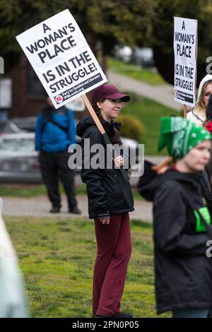 Seattle, USA. 15. April 2023. Erheben Sie sich auf 4 Abtreibungsrechte-Gruppe und pro-Choice-Fürsprecher, die sich auf Capitol Hill im Cal Anderson Park versammelten, bevor sie in die Innenstadt zum Westlake Park marschierten. Landesweite Proteste finden statt, nachdem ein texanischer Richter entschieden hat, dass die FDA die Abtreibungspille Mifepriston vor über zwei Jahrzehnten unangemessen genehmigt hat. Das Urteil bringt potenziell jeden Bürger in den USA in Gefahr, dass ihm der Zugang zu den Medikamenten verweigert wird. Ein Richter des Bundesstaates Washington hat das Urteil zum Schutz der Verwendung der Medikamente in 17 demokratisch geführten Staaten vorübergehend eingestellt. James Anderson/Alamy Live News Stockfoto