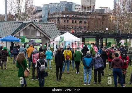 Seattle, USA. 15. April 2023. Erheben Sie sich auf 4 Abtreibungsrechte-Gruppe und pro-Choice-Fürsprecher, die sich auf Capitol Hill im Cal Anderson Park versammelten, bevor sie in die Innenstadt zum Westlake Park marschierten. Landesweite Proteste finden statt, nachdem ein texanischer Richter entschieden hat, dass die FDA die Abtreibungspille Mifepriston vor über zwei Jahrzehnten unangemessen genehmigt hat. Das Urteil bringt potenziell jeden Bürger in den USA in Gefahr, dass ihm der Zugang zu den Medikamenten verweigert wird. Ein Richter des Bundesstaates Washington hat das Urteil zum Schutz der Verwendung der Medikamente in 17 demokratisch geführten Staaten vorübergehend eingestellt. James Anderson/Alamy Live News Stockfoto