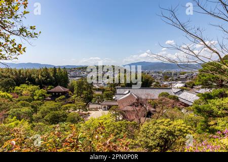 Kyoto Japan April 2023 Blick über den Ginkaku-ji-Tempel im Bezirk Sakyo und seinen berühmten trockenen Sandgarten und Tempel Blue Sky Day, Kyoto, Japan, Asien Stockfoto