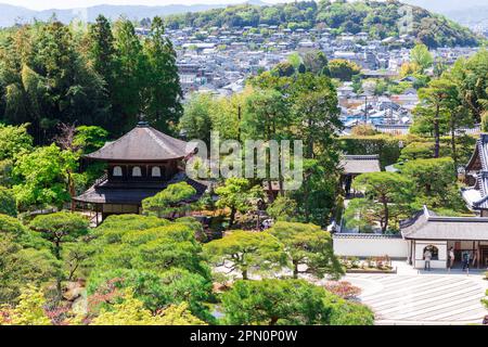 Kyoto Japan April 2023 Blick über den Ginkaku-ji-Tempel im Bezirk Sakyo und seinen berühmten trockenen Sandgarten und Tempel Blue Sky Day, Kyoto, Japan, Asien Stockfoto