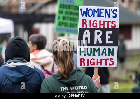 Seattle, USA. 15. April 2023. Erheben Sie sich auf 4 Abtreibungsrechte-Gruppe und pro-Choice-Fürsprecher, die sich auf Capitol Hill im Cal Anderson Park versammelten, bevor sie in die Innenstadt zum Westlake Park marschierten. Landesweite Proteste finden statt, nachdem ein texanischer Richter entschieden hat, dass die FDA die Abtreibungspille Mifepriston vor über zwei Jahrzehnten unangemessen genehmigt hat. Das Urteil bringt potenziell jeden Bürger in den USA in Gefahr, dass ihm der Zugang zu den Medikamenten verweigert wird. Ein Richter des Bundesstaates Washington hat das Urteil zum Schutz der Verwendung der Medikamente in 17 demokratisch geführten Staaten vorübergehend eingestellt. James Anderson/Alamy Live News Stockfoto