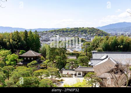 Kyoto Japan April 2023 Blick über den Ginkaku-ji-Tempel im Bezirk Sakyo und seinen berühmten trockenen Sandgarten und Tempel Blue Sky Day, Kyoto, Japan, Asien Stockfoto