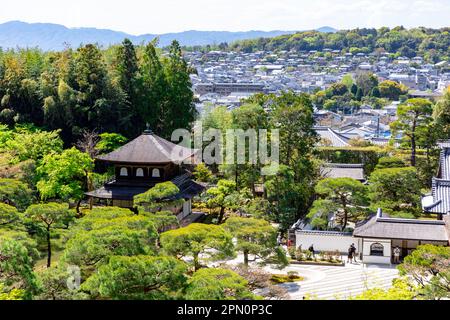 Kyoto Japan April 2023 Blick über den Ginkaku-ji-Tempel im Bezirk Sakyo und seinen berühmten trockenen Sandgarten und Tempel Blue Sky Day, Kyoto, Japan, Asien Stockfoto