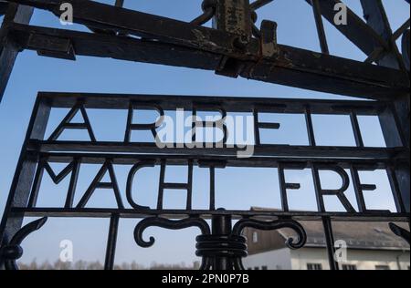 Die Gefangenen des Eingangstors kamen durch und sagten, dass Werke dich frei machen, das Lager nur als Arbeitslager und nicht als Todeslager zu beschreiben Stockfoto