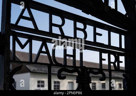 Die Gefangenen vom Eingangstor sagten, dass Arbeit dich befreit Stockfoto