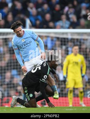 Manchester, Großbritannien. 15. April 2023. Jack Grealish aus Manchester City nutzt sein Bein, um Wilfred Ndidi aus Leicester City daran zu hindern, während des Premier League-Spiels im Etihad Stadium in Manchester aufzustehen. Der Bildausdruck sollte lauten: Gary Oakley/Sportimage Credit: Sportimage/Alamy Live News Stockfoto