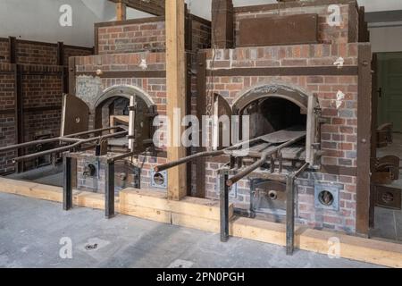 Öfen wurden verwendet, um Leichen im Krematorium des Konzentrationslagers Dachau einzuäschern Stockfoto