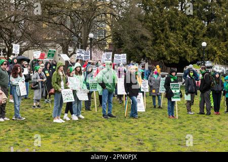 Seattle, USA. 15. April 2023. Erheben Sie sich auf 4 Abtreibungsrechte-Gruppe und pro-Choice-Fürsprecher, die sich auf Capitol Hill im Cal Anderson Park versammelten, bevor sie in die Innenstadt zum Westlake Park marschierten. Landesweite Proteste finden statt, nachdem ein texanischer Richter entschieden hat, dass die FDA die Abtreibungspille Mifepriston vor über zwei Jahrzehnten unangemessen genehmigt hat. Das Urteil bringt potenziell jeden Bürger in den USA in Gefahr, dass ihm der Zugang zu den Medikamenten verweigert wird. Ein Richter des Bundesstaates Washington hat das Urteil zum Schutz der Verwendung der Medikamente in 17 demokratisch geführten Staaten vorübergehend eingestellt. James Anderson/Alamy Live News Stockfoto