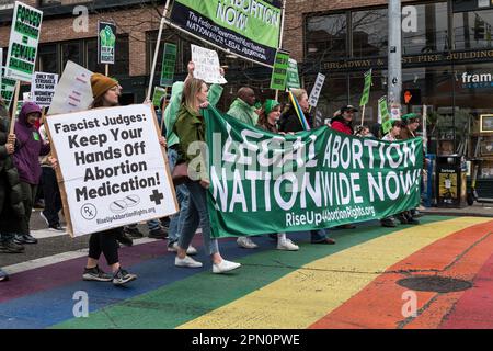 Seattle, USA. 15. April 2023. Erheben Sie sich auf 4 Abtreibungsrechte-Gruppe und pro-Choice-Fürsprecher, die sich auf Capitol Hill im Cal Anderson Park versammelten, bevor sie in die Innenstadt zum Westlake Park marschierten. Landesweite Proteste finden statt, nachdem ein texanischer Richter entschieden hat, dass die FDA die Abtreibungspille Mifepriston vor über zwei Jahrzehnten unangemessen genehmigt hat. Das Urteil bringt potenziell jeden Bürger in den USA in Gefahr, dass ihm der Zugang zu den Medikamenten verweigert wird. Ein Richter des Bundesstaates Washington hat das Urteil zum Schutz der Verwendung der Medikamente in 17 demokratisch geführten Staaten vorübergehend eingestellt. James Anderson/Alamy Live News Stockfoto