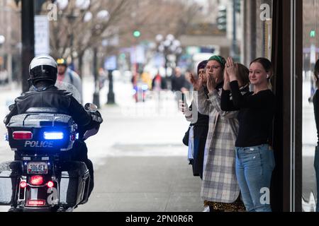 Seattle, USA. 15. April 2023. Erheben Sie sich auf 4 Abtreibungsrechte-Gruppe und pro-Choice-Fürsprecher, die sich auf Capitol Hill im Cal Anderson Park versammelten, bevor sie in die Innenstadt zum Westlake Park marschierten. Landesweite Proteste finden statt, nachdem ein texanischer Richter entschieden hat, dass die FDA die Abtreibungspille Mifepriston vor über zwei Jahrzehnten unangemessen genehmigt hat. Das Urteil bringt potenziell jeden Bürger in den USA in Gefahr, dass ihm der Zugang zu den Medikamenten verweigert wird. Ein Richter des Bundesstaates Washington hat das Urteil zum Schutz der Verwendung der Medikamente in 17 demokratisch geführten Staaten vorübergehend eingestellt. James Anderson/Alamy Live News Stockfoto