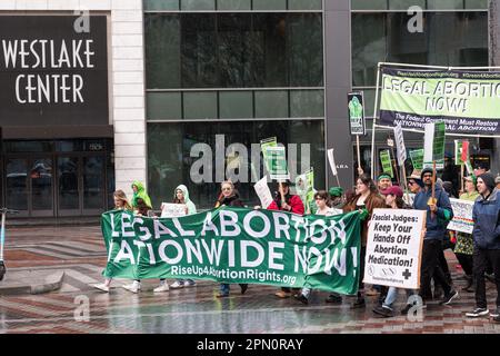 Seattle, USA. 15. April 2023. Erheben Sie sich auf 4 Abtreibungsrechte-Gruppe und pro-Choice-Fürsprecher, die sich auf Capitol Hill im Cal Anderson Park versammelten, bevor sie in die Innenstadt zum Westlake Park marschierten. Landesweite Proteste finden statt, nachdem ein texanischer Richter entschieden hat, dass die FDA die Abtreibungspille Mifepriston vor über zwei Jahrzehnten unangemessen genehmigt hat. Das Urteil bringt potenziell jeden Bürger in den USA in Gefahr, dass ihm der Zugang zu den Medikamenten verweigert wird. Ein Richter des Bundesstaates Washington hat das Urteil zum Schutz der Verwendung der Medikamente in 17 demokratisch geführten Staaten vorübergehend eingestellt. James Anderson/Alamy Live News Stockfoto