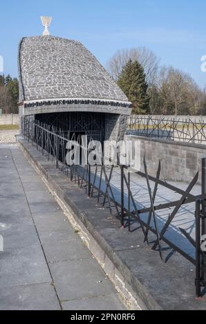 Das vom Architekten Zvi Guttman entworfene jüdische Denkmal in Dachau besteht aus schwarzem Lavabasaltstein und führt als Rampe in die Tiefen. Stockfoto
