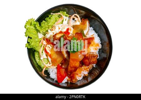 Eine Schüssel Reis mit Chiken Katsu und Gemüse, isoliert auf weißem Hintergrund, japanisches Restaurant in Yogyakarta, Indonesien Stockfoto