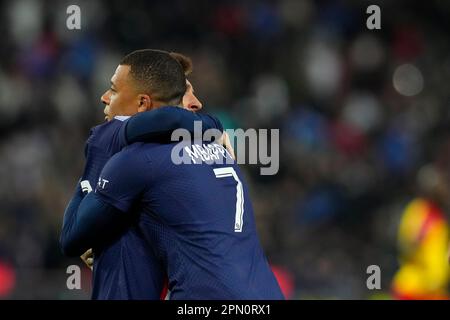 Paris, Frankreich. 15. April 2023. Kylian Mbappe (Front) von Paris Saint Germain feiert das Spiel, nachdem er am 15. April 2023 mit seinem Teamkollegen Lionel Messi bei einem Fußballspiel der Französischen Ligue 1 zwischen Paris Saint Germain (PSG) und RC Lens in Paris (Frankreich) ein Tor geschossen hat. Kredit: Glenn Gervot/Xinhua/Alamy Live News Stockfoto