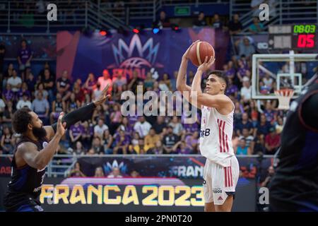 Franca, Brasilien. 15. April 2023. Flamengo's Jose Vildoza (rechts) während Flamengo (BRA) V Franca (BRA) FIBA's Basketball Champions League Americas (BCLA) Finale, im Pedro Morilla Fuentes Gymnasium in Franca, Sao Paulo, Brasilien, am 15. April, 2023. (Foto: Igor do Vale/Sipa USA) Guthaben: SIPA USA/Alamy Live News Stockfoto