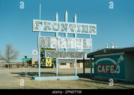 Frontier Motel Vintage-Schild an der Route 66, Truxton, Arizona Stockfoto